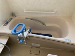 手すり付きの広めの浴槽