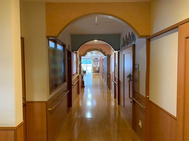 開放的な廊下 廊下 温かみのある木の質感が感じられる廊下です。明るく広々としていて、施設全体の移動が楽になります。