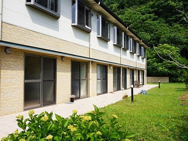緑豊かな庭のある施設外観 庭 自然に囲まれた穏やかな環境です。開放的で明るい雰囲気が魅力の職場がここにあります。