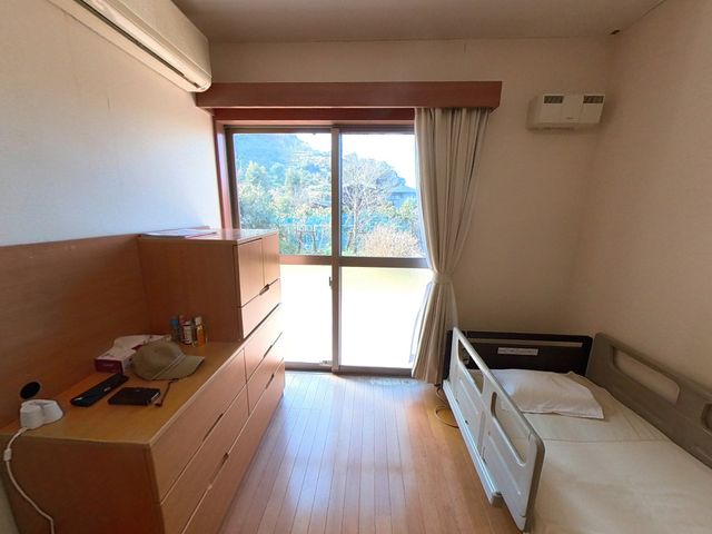 明るい個室 居室 自然光がたっぷりと入る居室で、収納スペースも充実しています。お部屋での時間を大切に過ごせます。