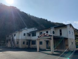 山に囲まれた建物外観