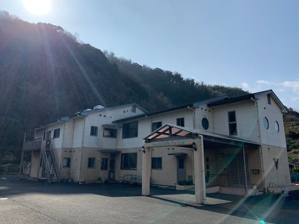 山に囲まれた建物外観