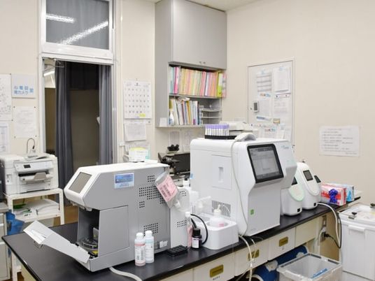 機器が並ぶ検査室  
