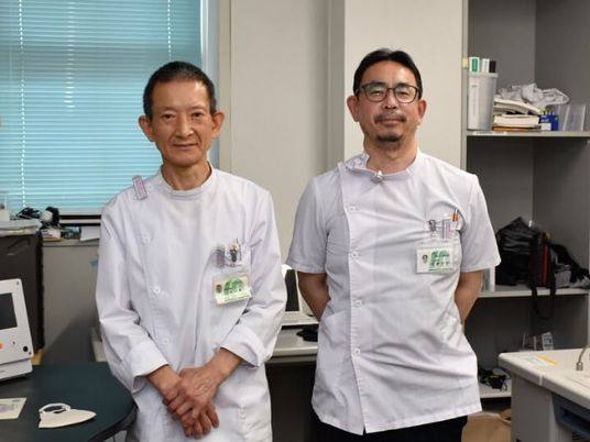 白衣の職員2人の事務室  