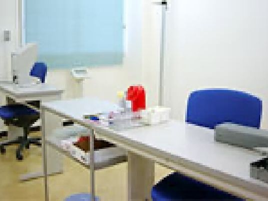 相談窓口の机のある部屋  