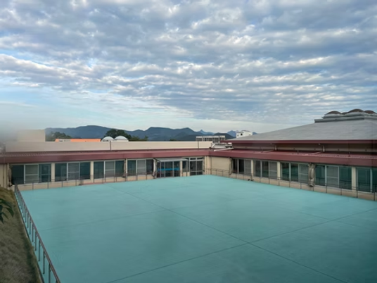 中庭のある建物全景  