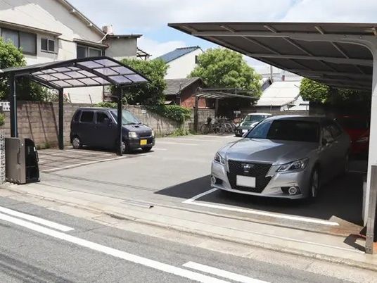 駐車場の車と屋根  