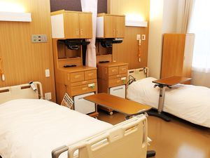 明るい二人部屋の居室  