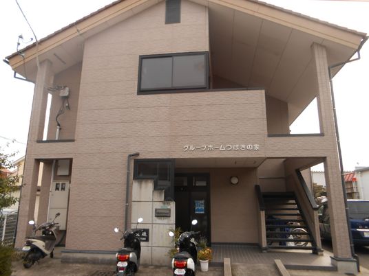 ピンク色の外壁の建物