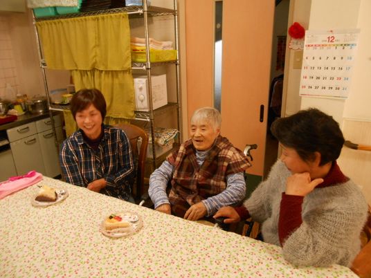 笑顔の3人とケーキ食卓