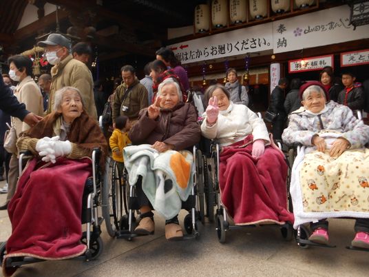 車椅子で外出する高齢者