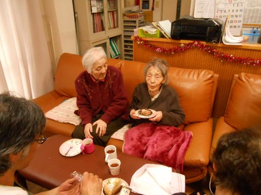 茶色のソファでお茶会