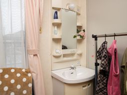 洗面台と鏡のある空間