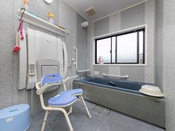 バリアフリーな浴室設備