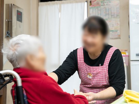 手を握る介護スタッフ