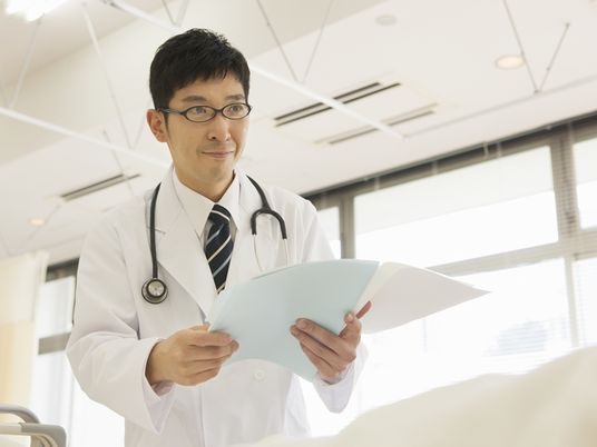 医師がカルテを見る様子