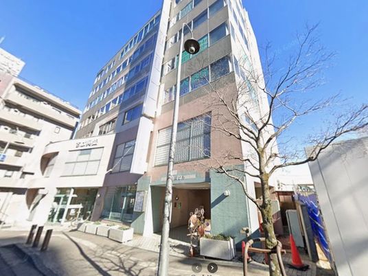 明るい建物外観  
