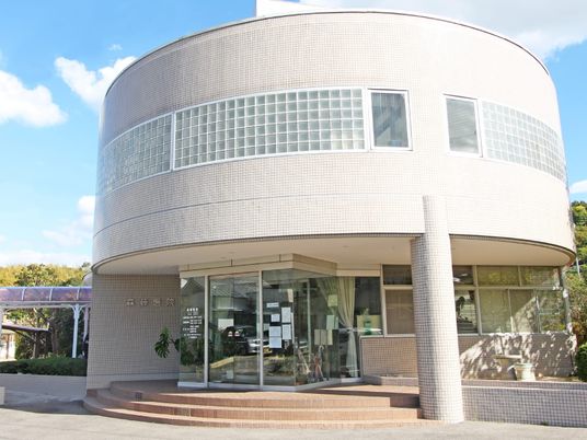 円形の明るい建物外観  