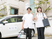 送迎車前のスタッフ  