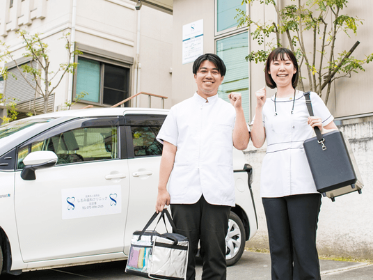 送迎車前のスタッフ  
