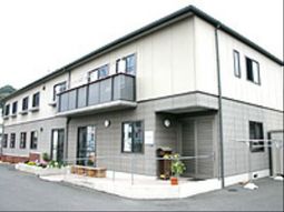 明るい外観の建物