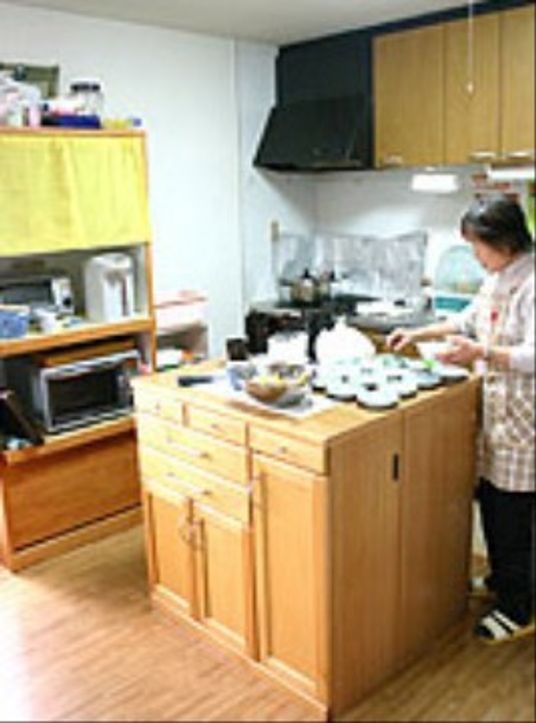 調理中のスタッフとキッチン