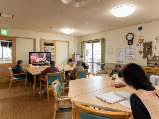 共用スペースでテレビ鑑賞