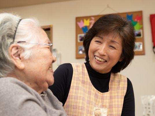 笑顔交わす高齢者と職員