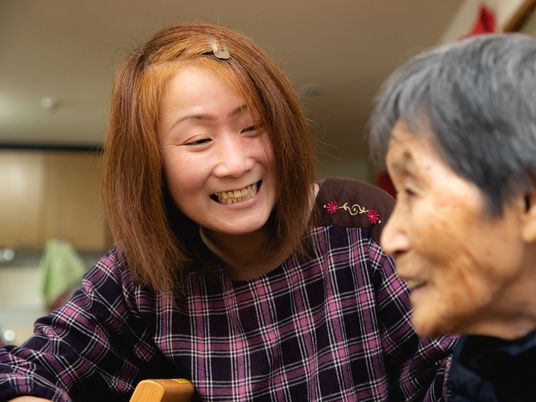 笑顔で会話する人々