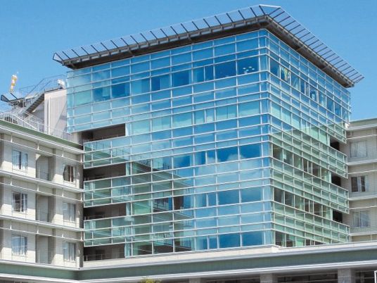 外観のガラス張り建物  