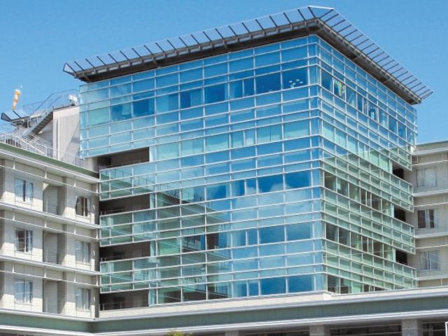 外観のガラス張り建物 外観   大きな窓が印象的な、明るく開放感のある建物です。就業先としても、清潔感のある印象を持ちやすいです。