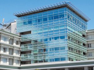 ガラス張りの建物外観  