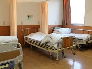 ベッドが並ぶ居室  