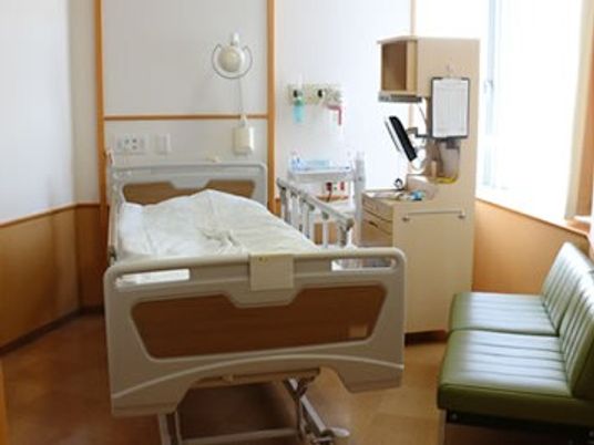 明るい居室のベッド周り  