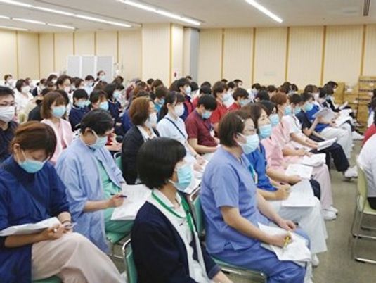 多目的室で講習を受ける人々  