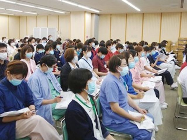 多目的室で講習を受ける人々 多目的室   広い多目的室に椅子が並び、たくさんの方が着席して講習を受けています。就業前の学びの場として、落ち着いて参加しやすそうです。