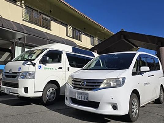 送迎車が並ぶ外観  