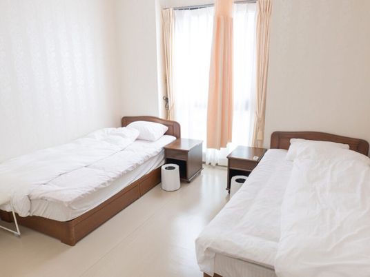 明るい二人部屋の洋室  