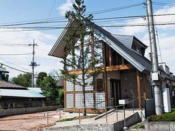 和風デザインの建物エントランス