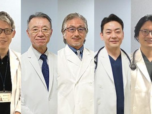 白衣のスタッフが並ぶ集合  