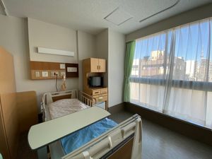 明るい居室のベッド