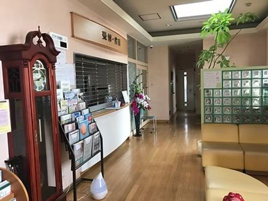 明るい受付のロビー  