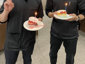 ケーキを持つスタッフ  