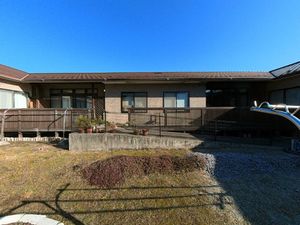広々とした庭がある外観