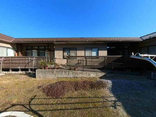 広々とした庭がある外観
