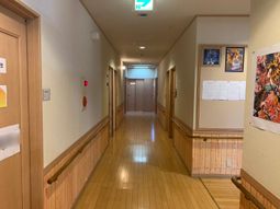 落ち着いた照明の廊下