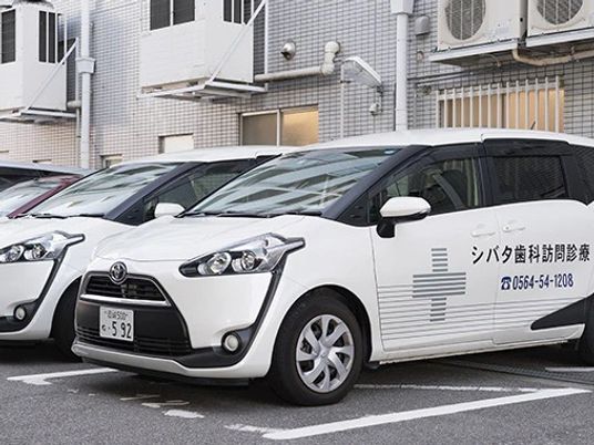 送迎車が並ぶ外観  