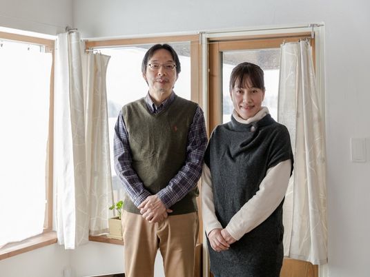 窓辺に立つ男女の居室  