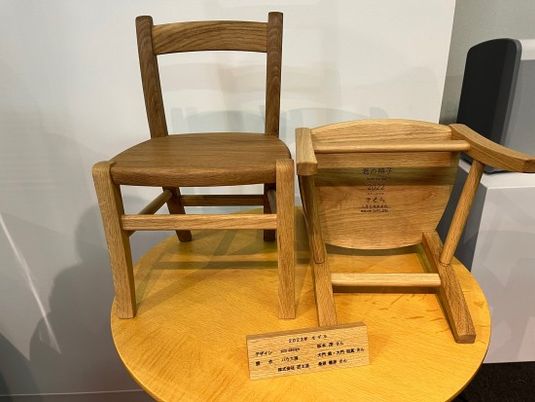木製椅子の展示  