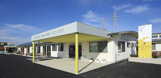 明るい建物の外観